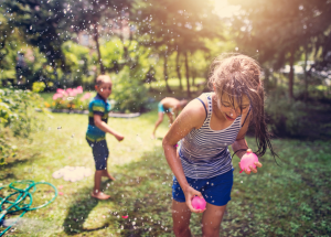 kids throwing water balloons